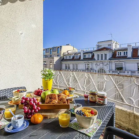 Fleurs 22 - Center - Modern W Terrace Apartment *