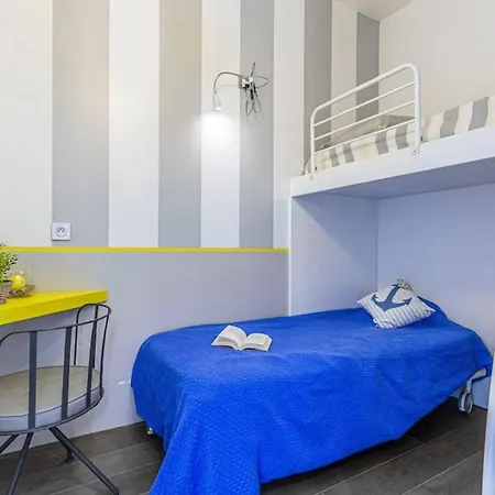 Fleurs 22 - Center - Modern W Terrace