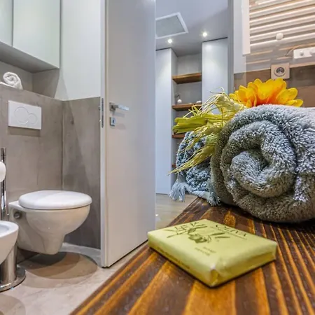 Fleurs 22 - Center - Modern W Terrace *